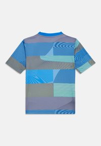 Īsām piedurknēm krekls ar ģeometrisku rakstu, kas sastāv no ziliem, tirkīza un pelēkiem taisnstūriem, kas ietver dažādas smalkas līnijas tekstūras.