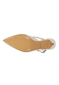 Beige botička s špičatou špičkou, hladkým povrchem, hnědou podešví a tenkými kovovými pásky. Má minimalistický design se zavřenou patou.