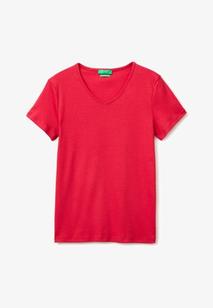 Czerwona koszulka z krótkim rękawem i dekoltem w serek z zieloną metką United Colors of Benetton na białym tle.