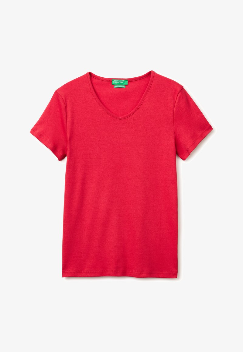 Czerwona koszulka z krótkim rękawem i dekoltem w serek z zieloną metką United Colors of Benetton na białym tle.