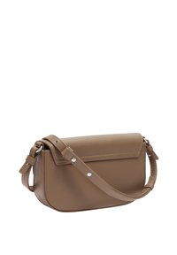 Braune Leder-Crossbody-Tasche mit rechteckiger Form, glatter Textur, verstellbarem Tragegurt und silbernen Hardware-Details.