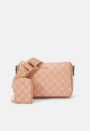 Sac en cuir rose porté croisé avec des accents dorés, présentant un motif répétitif, une petite pochette amovible et une bandoulière réglable.