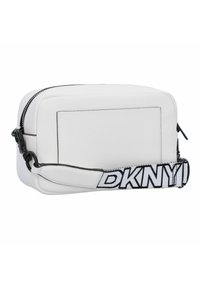 Borsa a tracolla in pelle bianca con forma rettangolare, chiusura con zip e una tracolla brandizzata in bianco e nero a contrasto.