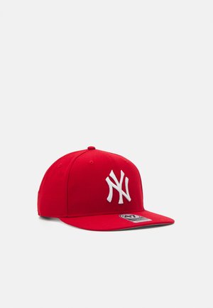 Rote Baseballmütze aus Baumwolle mit flachem Schirm, versehen mit einem weißen 'NY'-Logo auf der Vorderseite und einem verstellbaren Riemen auf der Rückseite.