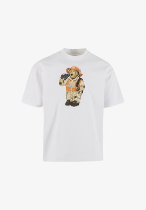 Fehér pamut póló, amelyen egy narancssárga sapkát és mellényt viselő medvegrafika látható, amint távcsövet tart a kezében. Laza fazonú, rövid ujjú.