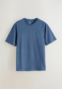 Modré bavlněné tričko, standardní střih, krátké rukávy, kulatý výstřih, hladká textura, přímý lem, s označením značky uvnitř výstřihu.