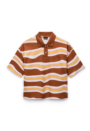 Polo marron avec des rayures horizontales en blanc, jaune et rose clair. Doté d'un col classique et d'une patte à trois boutons. Texture douce.