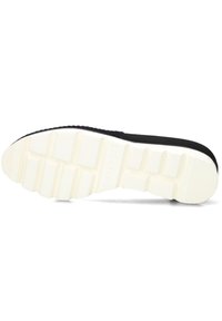 Zwarte sneaker met een gestructureerde stoffen bovenkant en een witte rubberen zool, met een gepatternde loopvlak voor grip en stabiliteit.