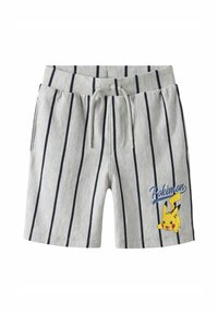 Pantaloni corti grigi con strisce verticali blu, vita con cordino e una grafica di Pikachu con il testo "Pokémon" stampato sulla gamba sinistra.