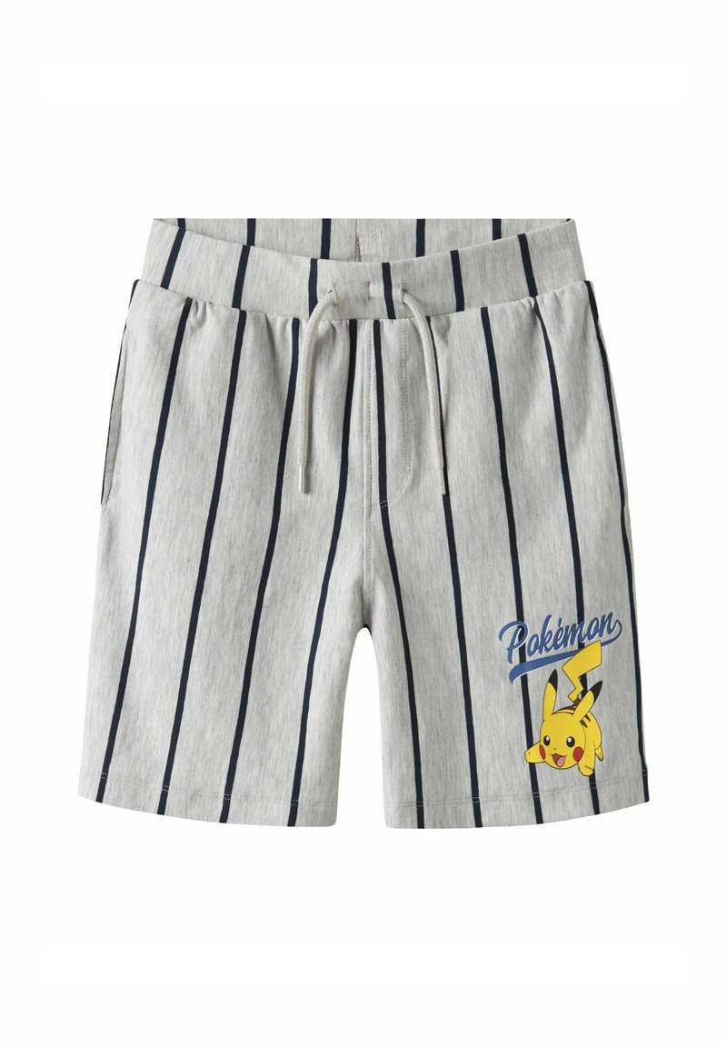 Pantaloni corti grigi con strisce verticali blu, vita con cordino e una grafica di Pikachu con il testo "Pokémon" stampato sulla gamba sinistra.