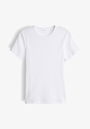 Maglietta bianca a maniche corte in maglia a coste con collo rotondo, mostrata distesa su uno sfondo bianco.