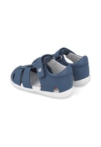 Sandali in pelle blu con design a taglio, suole in gomma bianca, cinturini in Velcro e interno imbottito per il comfort.