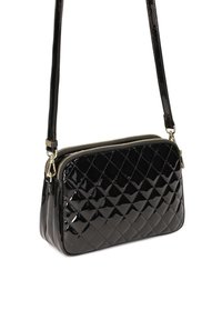Borsa a tracolla in pelle verniciata nera con motivo a rombi, zip dorata e cinturino regolabile. Presenta un design compatto e rettangolare.