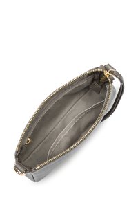 Borsa a polso in pelle grigia con chiusura a zip dorata e foderatura in tessuto. L'interno presenta tasche a scomparsa, una texture liscia e una forma compatta.