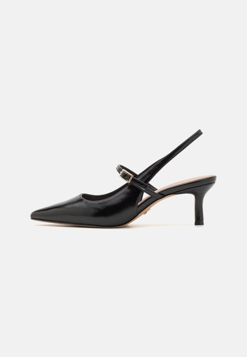 Pompe slingback en cuir noir avec un bout pointu, un talon fin et une sangle à boucle ajustable. Texture lisse avec une silhouette classique.
