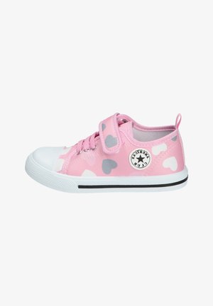Różowy dziecięcy sneaker z białymi i szarymi wzorami serc, białym gumowym czubkiem, paskiem na rzep i naszywką z logo po bokach.