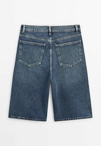 Vue arrière d’un short en jean bleu longueur genou avec deux poches arrière et des passants pour ceinture sur fond blanc.