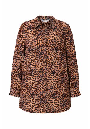 Camisa de manga larga de estampado de leopardo en naranja y negro, con cuello, cierre frontal de botones y un bolsillo en el pecho. Textura suave.
