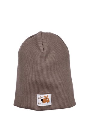 Braune gerippte Strickmütze mit geradem Schnitt, ausgestattet mit einem Stoffetikett, das ein Cartoon-Hundedesign und den Text "Wie Wie Wie" zeigt.