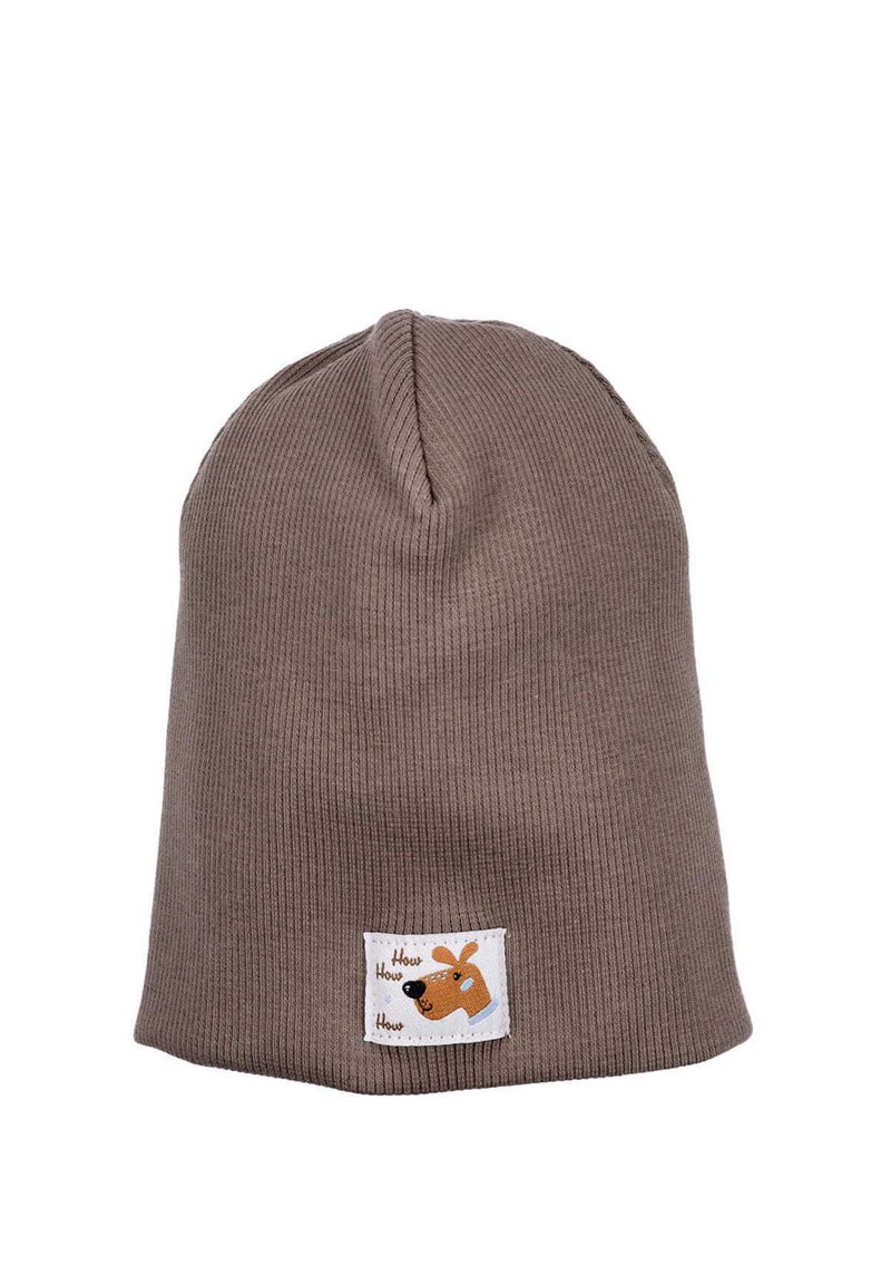 Ruskea ribattu neulottu pipo suoran leikkauksen kanssa, jossa on kangastagi, jossa on sarjakuvakoiran kuva ja teksti "How How How."