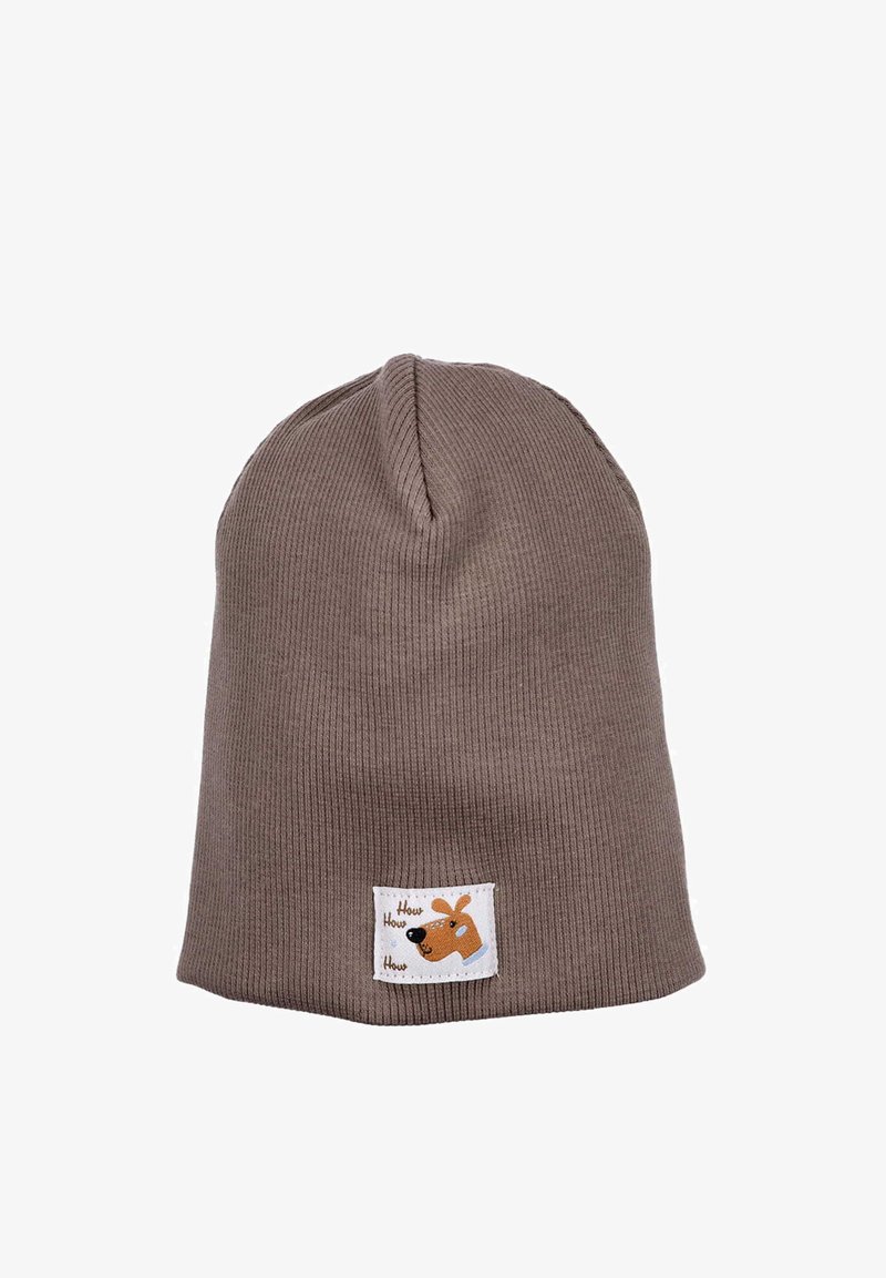 Beanie a coste marrone con taglio dritto, caratterizzato da un'etichetta in tessuto che mostra un design di un cane cartone e il testo "How How How".