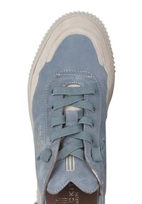 Sneaker in suede azzurro chiaro con accenti crema, punta rotonda, suola testurizzata e lacci piatti. Presenta un marchio dorato sul lato.