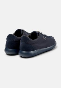 Sneakers blu navy in materiale scamosciato e rete, forma arrotondata, suola piatta con grip testurizzato e lacci bianchi a contrasto.