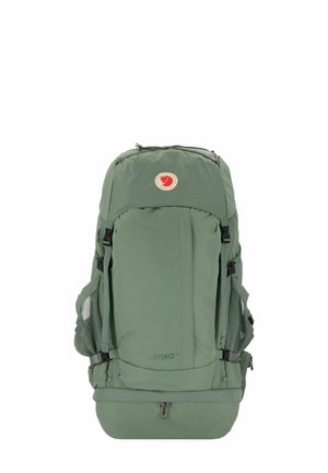 Grüner Rucksack aus wasserabweisendem Material, mit mehreren Taschen, Netz-Seitentaschen und einem runden Logo auf der Oberseite der Vorderseite.