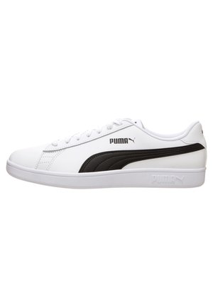 Sneaker bianco con accentuazione in sintetico nero. Presenta un logo in rilievo sul lato e una parte superiore testurizzata. Suola in gomma liscia, design con lacci.