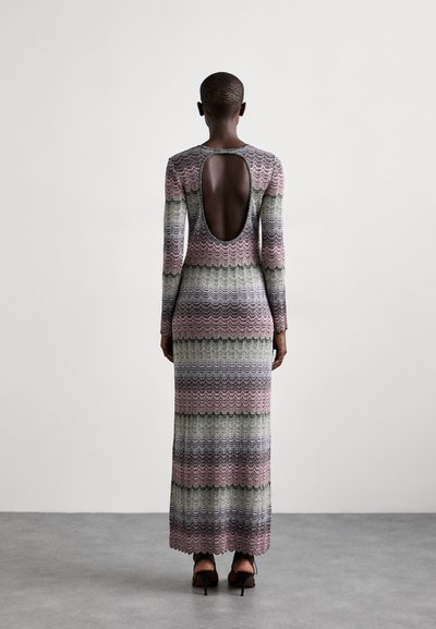Rochie lungă, colorată, cu mâneci lungi, având un model texturat în forme de valuri în nuanțe de roz, verde și mov, și o deschidere la spate.