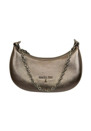 Petit sac à main en bronze métallique en forme de croissant avec une bandoulière en chaîne argentée et le logo "Patrizia Pepe" sur le devant.