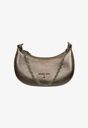 Piccola borsa a mezzaluna in metallo bronzo con tracolla a catena argento e logo "Patrizia Pepe" sul davanti.