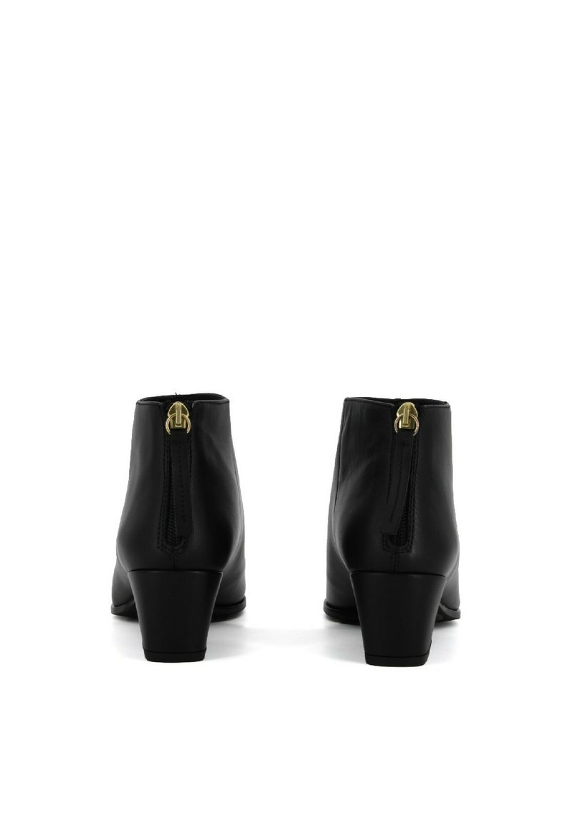 Czarne skórzane botki za kostkę z zamkiem błyskawicznym z tyłu, niskim obcasem blokowym i gładką teksturą. Złote detale na zamku.