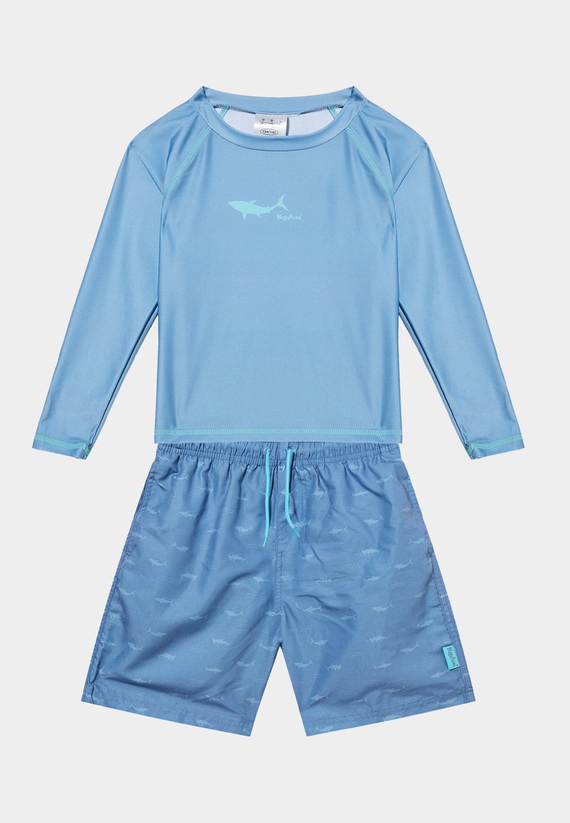 Ανοιχτό μπλε μακρυμάνικη μπλούζα για κολύμβηση με μικρό λογότυπο καρχαρία και αντίστοιχα μαγιό σορτς με σχέδιο καρχαρία και σφιχτή μέση με κορδόνι.