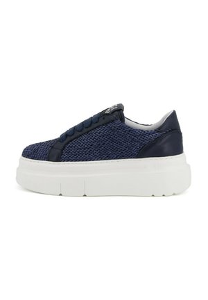 Sneakers a maglia blu navy con un design elegante, suola spessa bianca e lacci decorativi. Presentano una parte superiore testurizzata con un accento in pelle liscia.