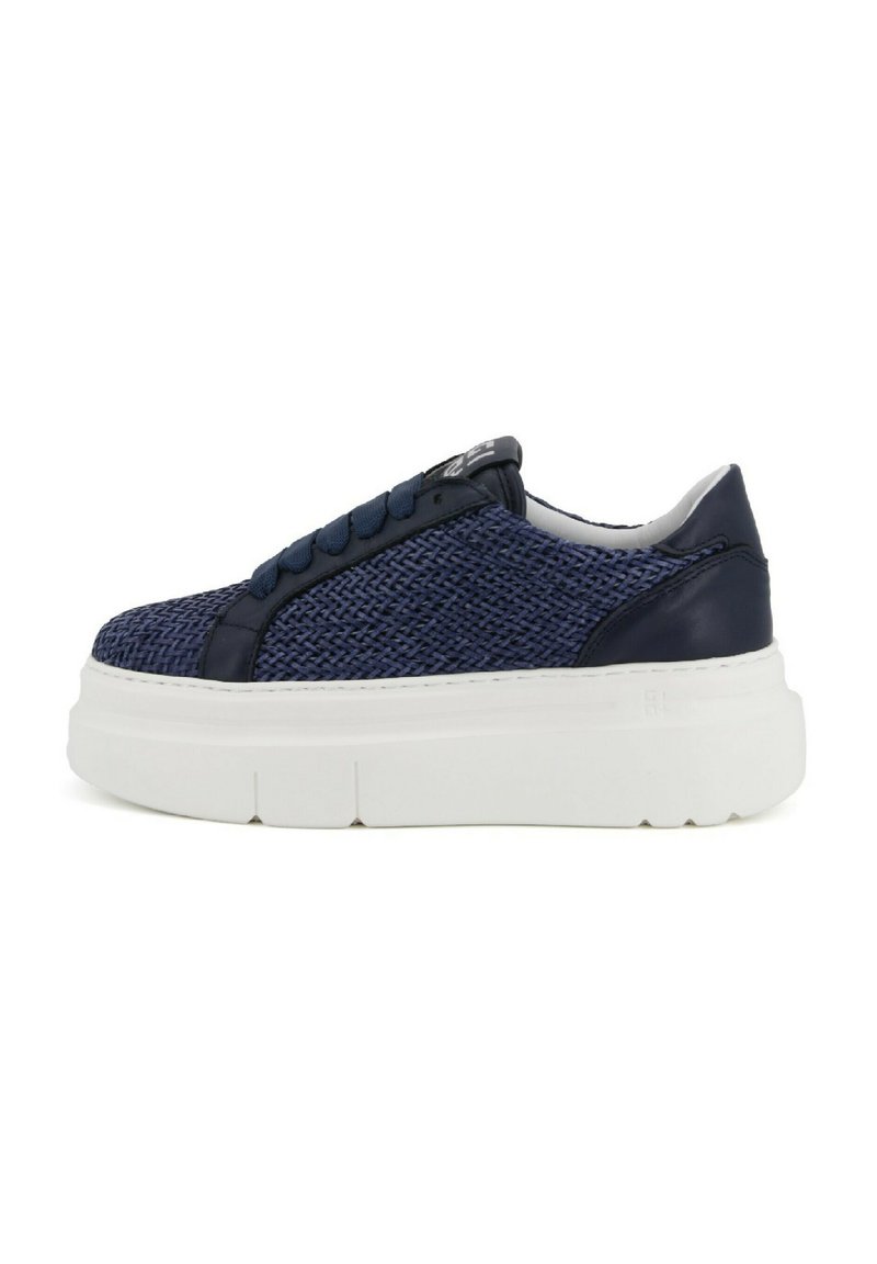 Sneakers a maglia blu navy con un design elegante, suola spessa bianca e lacci decorativi. Presentano una parte superiore testurizzata con un accento in pelle liscia.