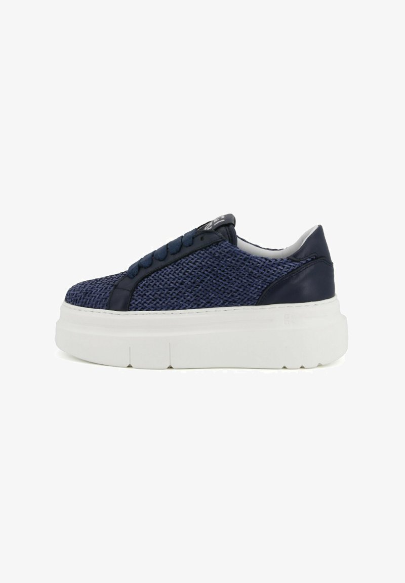Sneakers a maglia blu navy con un design elegante, suola spessa bianca e lacci decorativi. Presentano una parte superiore testurizzata con un accento in pelle liscia.