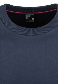 Sweatshirt blu navy a collo rotondo con un collo a coste, caratterizzato da un piccolo accento rosa e un'etichetta con la scritta "SPITZBUB ORIGINAL EST. 2017" taglia M.