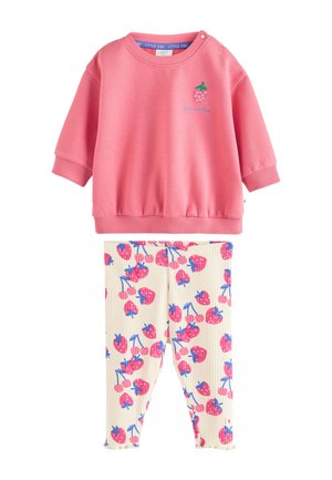 Next, REGULAR FIT 2 PIECE SET - Pusa - red strawberry