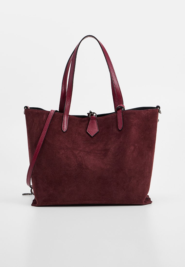 Burgunderfarbene Wildleder-Tasche mit zwei Griffen, einem abnehmbaren Schulterriemen und einer strukturierten Oberfläche. Offenes Design mit einem minimalistischen Ästhetik.