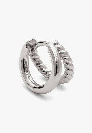 Un par de pendientes de aro de plata pulida, uno con diseño liso y otro con diseño de cuerda retorcida, exhibidos sobre un fondo blanco.