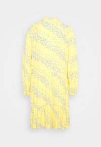 Robe jaune à manches longues avec un ourlet évasé, ornée d'un délicat motif floral bleu et blanc, confectionnée dans un tissu léger et doux.