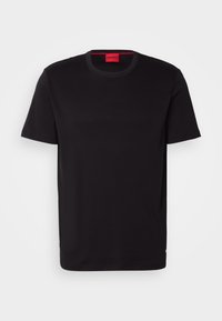 T-shirt noir à manches courtes avec un col rond, étiquette intérieure rouge au niveau du col portant l'inscription "HUGO", sur un fond blanc uni.