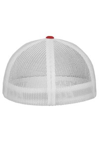 Witte mesh pet met een rode bovenste knop, met een gestructureerd ontwerp en ademende stof. De achterkant toont een klassieke truckerstijl.
