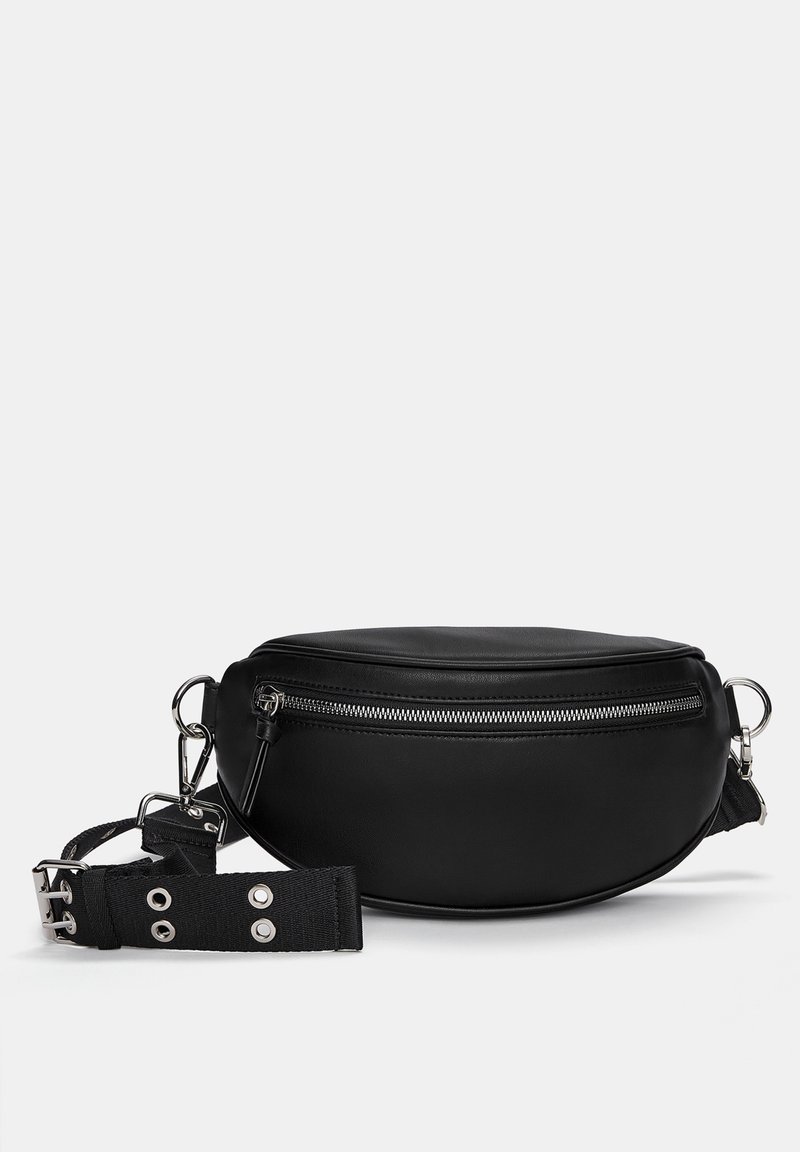 Sac banane en cuir noir avec fermeture éclair argentée et sangle en tissu noir réglable avec boucle et anneaux métalliques, présenté sur fond blanc.