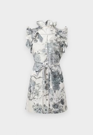 Witte mouwloze bloemenjurk met gerimpelde schouders, knopen aan de voorkant, gestrikte tailleband en monochroom botanische print.