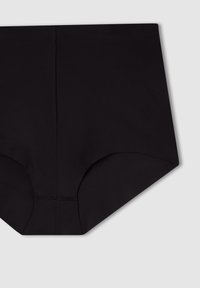 Mutande alte nere realizzate in tessuto morbido, caratterizzate da bordi senza cuciture, una texture liscia e un design a taglio classico. Nessun motivo visibile o accessori metallici.