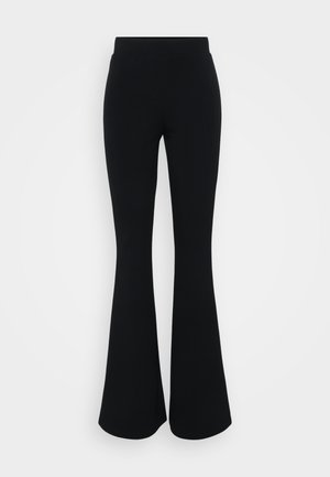 Mustat flare-housut, joissa on sileä pinta, korkea vyötärö ja leveä lahjetyyli, joka laajenee asteittain polvesta alaspäin.