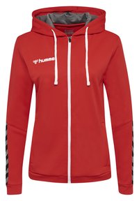 Rød zip-up hættejakke med struktureret stof, hvide snøretræk og en grå foret hætte. Har sorte og grå stribede detaljer på ærmerne.