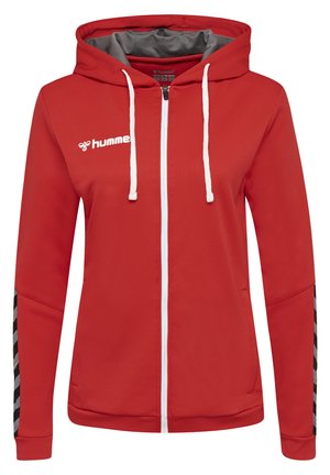 Rode zip-up hoodie van een gestructureerde stof, met witte trekkoorden en een grijs gevoerde capuchon. Bevat zwart-grijze gestreepte accenten op de mouwen.